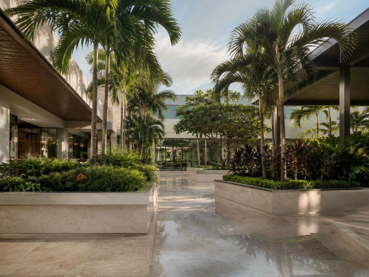 Patio comercial con pisos pulidos y jardineras